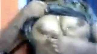 Indisch mädchen zeigen ihre brüste vor der webcam