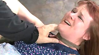 La zorra de pelo arenoso Claire Robbins consigue que machacar sea fuertemente atado